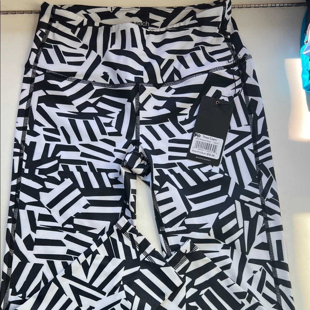 Black and White Patterned Capri Leggings